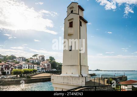 Phare de la rade, Saint-Jean-de-Luz, région Aquitaine, département des Pyrénées-Atlantiques, Océan Atlantique, France, Europe Banque D'Images