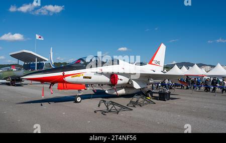 Seongnam, Corée du Sud - 21 octobre 2023 : Premier avion de chasse coréen FA-50 de l'armée de l'air de la République de Corée à Séoul ADEX 2023. Banque D'Images