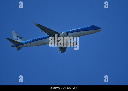 Marseille, France. 31 octobre 2023. L’avion KLM Cityhopper de l’avion de Royal Dutch Airlines arrive à l’aéroport Marseille Provence. Crédit : SOPA Images Limited/Alamy Live News Banque D'Images