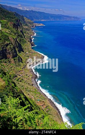 Vue le long de la côte nord, la ville Ponta Delgada, l'île de Madère, l'océan Atlantique, le littoral Banque D'Images