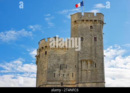 Tour médiévale Tour Saint-Nicolas, la tour Saint-Nicolas au drapeau français agitant garde l'entrée du vieux port de la Rochelle, Charente-Maritime Banque D'Images