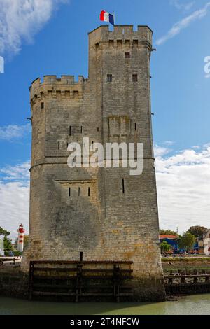 Tour médiévale Tour Saint-Nicolas, la tour Saint-Nicolas au drapeau français agitant garde l'entrée du vieux port de la Rochelle, Charente-Maritime Banque D'Images