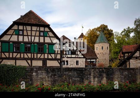 Tour verte, ancien donjon, maisons à colombages, monastère et palais de Bebenhausen, Bade-Wuerttemberg, Allemagne Banque D'Images