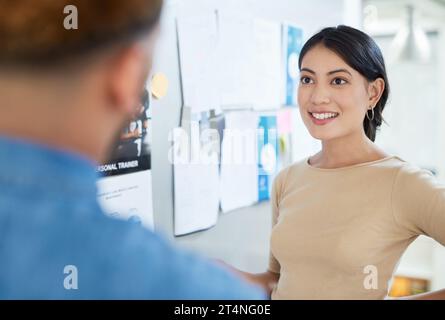 Partager les idées les plus brillantes les unes avec les autres. une jeune femme d'affaires discutant avec un collègue dans un bureau. Banque D'Images