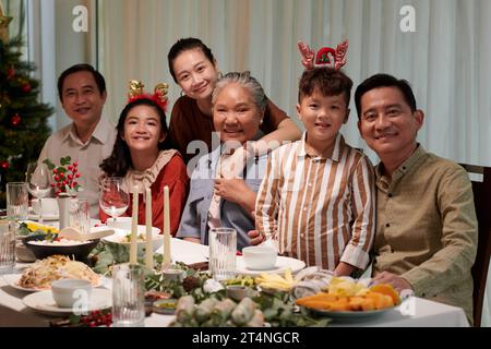 Joyeuse grande famille vietnamienne célébrant Noël ensemble à la maison Banque D'Images