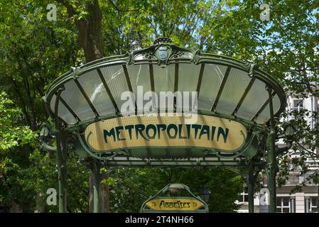 Entrée Art Nouveau. Construit vers 1900, station de métro Abbesses, Pars, France Banque D'Images