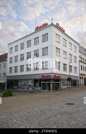 Znojmo, Moravie, République tchèque - septembre 30 2023 : extérieur du bâtiment du magasin de chaussures Bata sur la place Horni Namesti. Banque D'Images