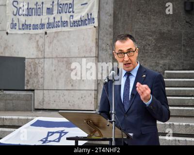 CEM Oezdemir s'exprime lors d'un rassemblement pro-israélien sur la place du marché de Stuttgart. Manifestation, rassemblement, Palestine, Israël, Gaza, Hamas, guerre, Stuttgart Banque D'Images