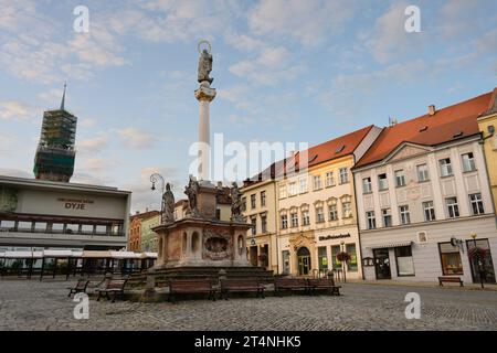 Znojmo, Moravie, République tchèque - septembre 30 2023 : colonne de peste ou Morovy Sloup sur la place Masaryk en soirée Banque D'Images