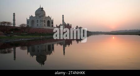 Taj Mahal reflétant dans la rivière Yamuna au coucher du soleil, Agra, Uttar Pradesh, Inde, Banque D'Images