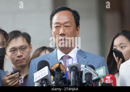 Terry Gou, candidat indépendant à la présidence de Taïwan et fondateur de Foxconn, s'exprime devant le bureau électoral de Taipei à Taïwan le 1,2023 novembre. Banque D'Images