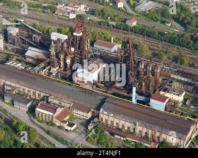 VUE AÉRIENNE. Les hauts fourneaux des aciéries abandonnées de Hayange. Moselle, Lorraine, Grand est, France. Banque D'Images