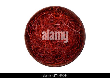 Fils de piment rouge minces et chauds sur un fond sombre. Pour décorer des plats asiatiques Banque D'Images