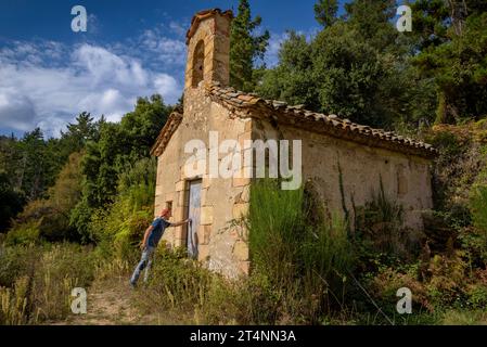 Ermitage de Sant Francesc de Carbonell, au milieu des Guilleries, dans la municipalité d'Osor (la Selva, Gérone, Catalogne, Espagne) Banque D'Images