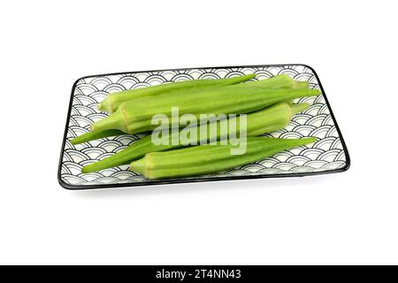 okra frais dans un bol isolé sur un fond blanc Banque D'Images