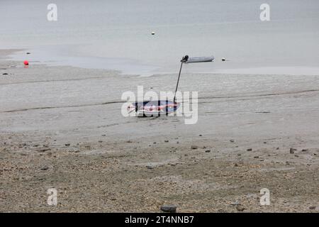 Bateau isolé échoué à marée basse dans la ville de Cancale dans le nord de la France sans personnes Banque D'Images