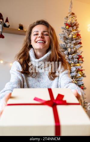 Femme heureuse recevant le cadeau de Noël. Donner la saison. Banque D'Images