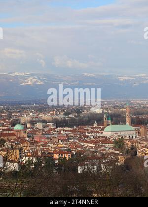 Panorama de VICENZA en Italie et le célèbre monument appelé BASILIQUE PALLADIANA avec la tour vue d'en haut Banque D'Images