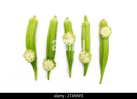 tranches d'okra frais isolées sur un fond blanc Banque D'Images