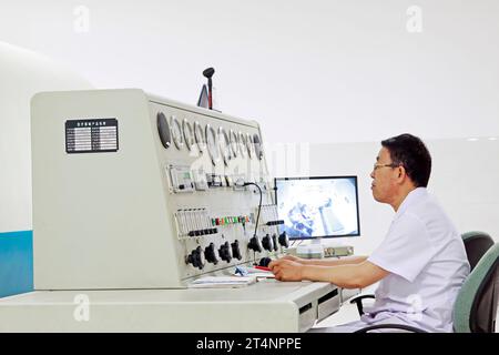 Luannan - juin 29 : opérateurs de chambre à oxygène hyperbare à l'hôpital, le 29 juin 2015, comté de Luannan, province du hebei, Chine Banque D'Images