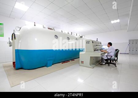 Luannan - juin 29 : Chambre d'oxygène hyperbare à l'hôpital, le 29 juin 2015, comté de Luannan, province de hebei, Chine Banque D'Images