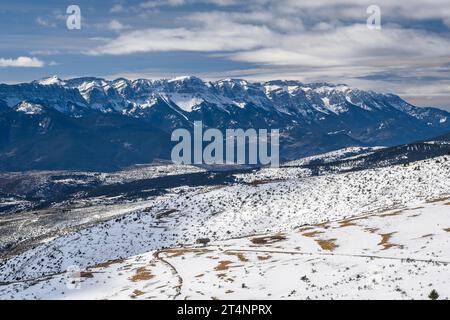 Serra de Cadí en hiver vu de la station de ski nordique Guils Fontanera (Cerdanya, Catalogne, Espagne, Pyrénées) ESP : Sierra de Cadí en invierno Banque D'Images