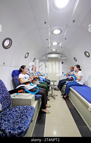 Luannan - juin 29 : patients portant des masques à oxygène, dans une chambre à oxygène hyperbare, le 29 juin 2015, comté de Luannan, province du hebei, Chine Banque D'Images