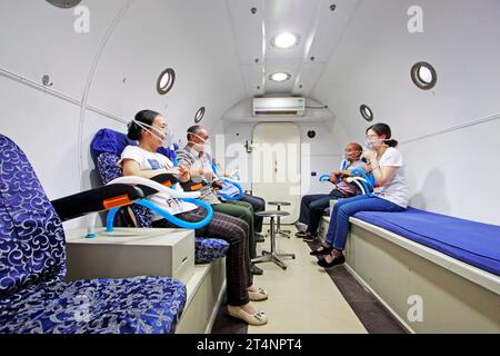 Luannan - juin 29 : patients portant des masques à oxygène, dans une chambre à oxygène hyperbare, le 29 juin 2015, comté de Luannan, province du hebei, Chine Banque D'Images