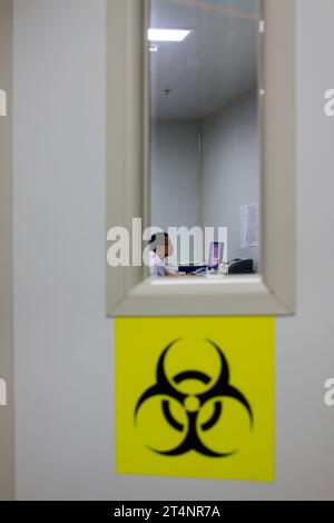 Luannan - 29 juin : panneau de danger biologique sur la porte de l'hôpital, le 29 juin 2015, comté de Luannan, province de hebei, Chine Banque D'Images