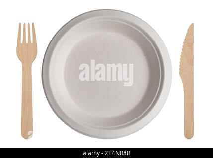 Set de table avec assiette en carton blanc avec couverts en bois à côté. Plaque jetable biodégradable, fourchette et couteau isolé sur blanc avec clip pa Banque D'Images