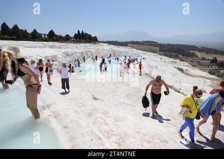 ANTALYA, TURQUIE - 15 MAI 2021 piscines Turquoise dans les terrasses de travertin à Pamukkale. Château de coton dans le sud-ouest de Turkiye Banque D'Images