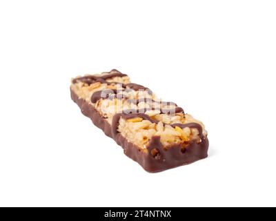 Barres de muesli isolées sur fond blanc. Desserts végétaliens sains. Barre de céréales avec noix, chocolat et baies. Banque D'Images