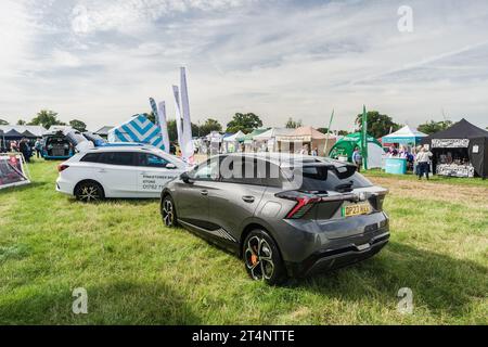 Nantwich, Cheshire, Angleterre, 26 juillet 2023. MG MG4 XPower et MG MG5 EV sur un stand commercial, illustration éditoriale du commerce automobile. Banque D'Images