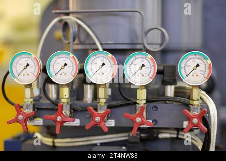 Gros plan d'une machine industrielle avec manomètres. Système de commande pneumatique. Mise au point sélective. Banque D'Images