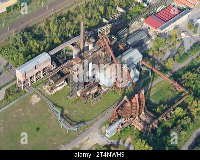 VUE AÉRIENNE. Haut fourneau abandonné (production de fonte) depuis 1991, aujourd'hui témoignage du riche passé industriel de la région. Uckange, Moselle, France. Banque D'Images