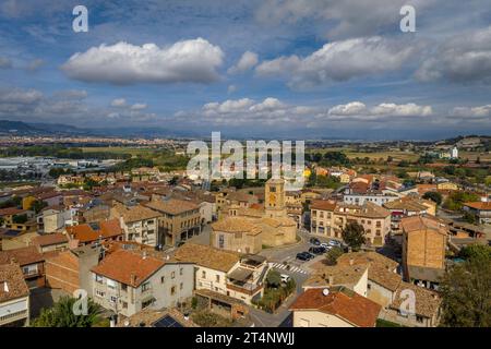 FR : vue aérienne de la ville et de l'église romane de Santa Eugènia de Berga, à la Plana de Vic (Osona, Barcelone, Catalogne, Espagne) ESP : Vista A. Banque D'Images