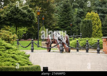 LVIV, UKRAINE - 11 SEPTEMBRE 2022 Un jardin paysager pittoresque à la citadelle de Lviv. Fortification bâtiment défensif en briques du Moyen âge. Canons médiévaux en fonte avec anneaux en bois Banque D'Images