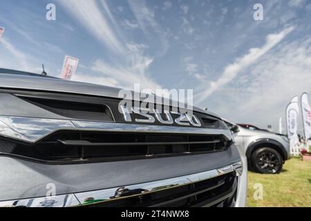 Nantwich, Cheshire, Angleterre, 26 juillet 2023. Gros plan d'une calandre chromée Isuzu D-Max, illustration éditoriale de fond. Banque D'Images