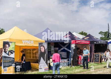 Nantwich, Cheshire, Angleterre, 26 juillet 2023. Une rangée de stands lors d'un événement en plein air, illustration éditoriale de voyage et de tourisme. Banque D'Images