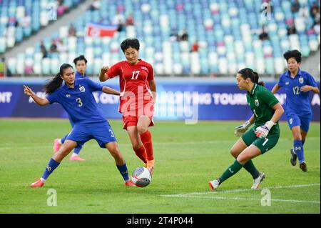 Xiamen, Chine. 1 novembre 2023. TOURNOI DE QUALIFICATION OLYMPIQUE FÉMININ AFC 2024 (Asian Qualifiers Round 2) - THAÏLANDE vs DPR CORÉE au Xiamen Egret Stadium. Crédit : Meng Gao/Alamy Live News Banque D'Images