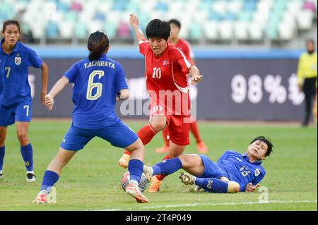 Xiamen, Chine. 1 novembre 2023. TOURNOI DE QUALIFICATION OLYMPIQUE FÉMININ AFC 2024 (Asian Qualifiers Round 2) - THAÏLANDE vs DPR CORÉE au Xiamen Egret Stadium. Crédit : Meng Gao/Alamy Live News Banque D'Images