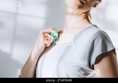 Femme utilisant le ballon de thérapie sur les muscles de poitrine avant Banque D'Images
