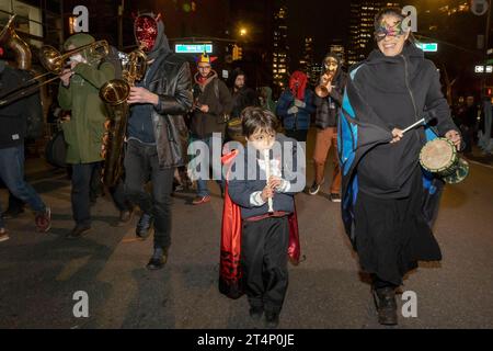 New York, New York, États-Unis. 31 octobre 2023. (NOUVEAU) 2023 Parade d'Halloween de New York. 31 octobre 2023, New York, New York, États-Unis : des artistes de tous âges participent à la 50e édition annuelle du Village Halloween Parade de New York sur le thème "Upside/down : Inside/out!" Le 31 octobre 2023 à New York. (Crédit : M10S/TheNews2) (photo : M10S/Thenews2/Zumapress) (crédit image : © Ron Adar/TheNEWS2 via ZUMA Press Wire) À USAGE ÉDITORIAL SEULEMENT! Non destiné à UN USAGE commercial ! Banque D'Images