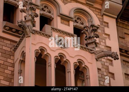 Façade de la maison Comella, style moderniste, à Vic (Osona, Barcelone, Catalogne, Espagne) ESP : Fachada de la casa Comella, de estilo modernista, Vic Banque D'Images