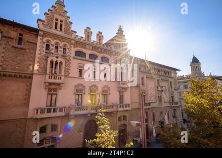 Façade de la maison Comella, style moderniste, à Vic (Osona, Barcelone, Catalogne, Espagne) ESP : Fachada de la casa Comella, de estilo modernista, Vic Banque D'Images