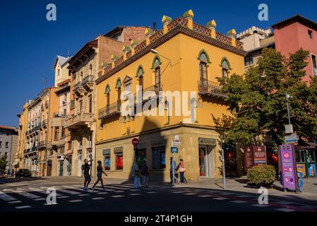 Façade de la maison Vilà, style moderniste, à Vic (Osona, Barcelone, Catalogne, Espagne) ESP : Fachada de la casa Vilà, de estilo modernista, en Vic Banque D'Images