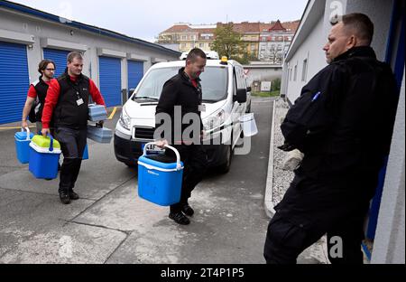 Prague, République tchèque. 01 novembre 2023. L’exercice Hyg-Toxy 2023, qui simule une attaque par une substance inconnue sur les infrastructures hydrauliques à Prague, a eu lieu le 1 novembre 2023. Crédit : Katerina Sulova/CTK photo/Alamy Live News Banque D'Images