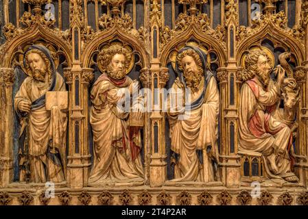 Retable principal primitif en albâtre du 15e siècle, situé dans le déambulatoire de la cathédrale de Vic (Osona, Barcelone, Catalogne, Espagne) Banque D'Images