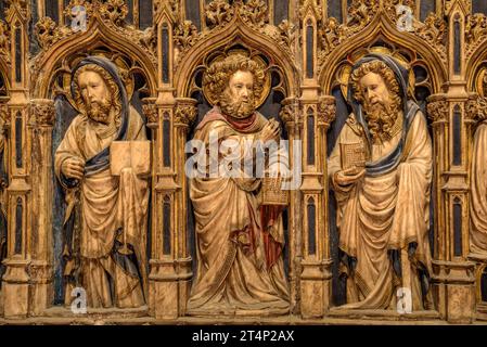 Retable principal primitif en albâtre du 15e siècle, situé dans le déambulatoire de la cathédrale de Vic (Osona, Barcelone, Catalogne, Espagne) Banque D'Images