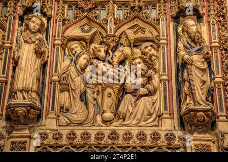 Retable principal primitif en albâtre du 15e siècle, situé dans le déambulatoire de la cathédrale de Vic (Osona, Barcelone, Catalogne, Espagne) Banque D'Images